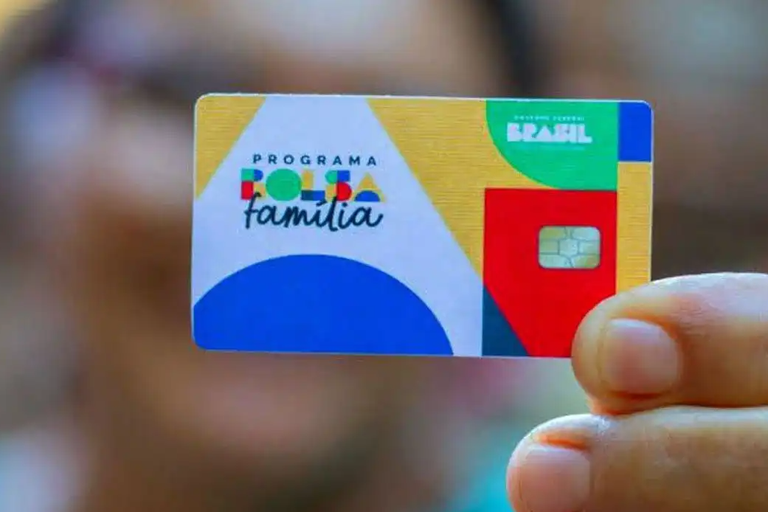 Bolsa Família repassa R$ 155,37 bilhões em pagamentos ao longo de 11 meses, beneficiando 21,18 milhões de famílias em 5.570 municípios brasileiros
